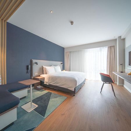 Holiday Inn Express Shanghai Huijin By Ihg מראה חיצוני תמונה